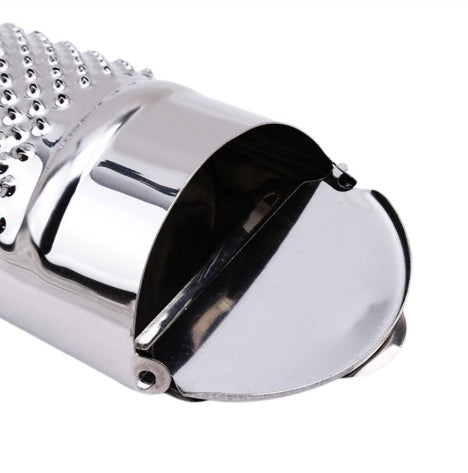 Muskatreibe mit geöffnetem Deckel an der Oberseite