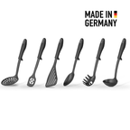 6-Teiliges Premium Küchenhelfer Set vor Weißem Hintergrund. Von links nach Rechts: Schaumlöffel, Kochlöffel, Pfannenwender, Servierlöffel, Spaghettilöffel, Suppenkelle.