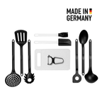 10-Teiliges Premium Küchenhelfer Set All in one vor weißem Hintergrund. Bestehend aus Schneidebrett, Teigschaber Silikon, Silikonbackpinsel,
Suppenkelle, Pfannenwender, Kochlöffel, Schaumlöffel, Spaghettilöffel,
Servierlöffel und Querschäler.