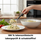 Schöpflöffel aus anti-Kratz-Kunststoff schöpft Nudeln auf einen Teller. Das Material des Löffels ist 100% Lebensmittelecht.