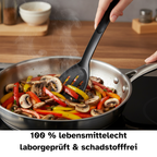 Bratgutwender aus anti-Kratz-Kunststoff wendet Gemüse in beschichteter Pfanne – schonend für empfindliche Oberflächen.